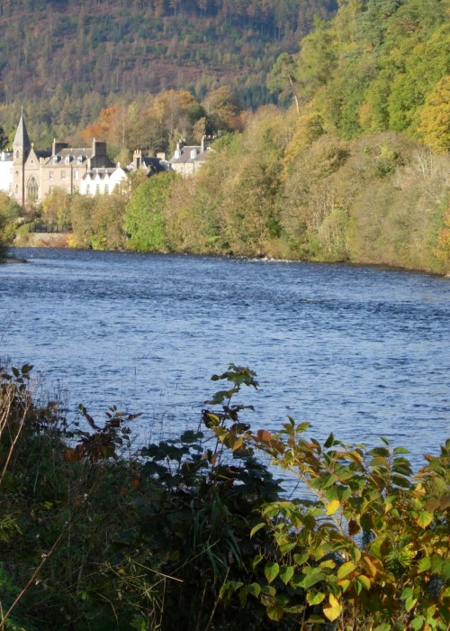 Here's a lovely upstream shot of the town of Dunkeld which is positioned on the banks of the River Tay in Perthshire. The white building to the left is the lovely Atholl Arms Hotel where many of our River Tay salmon fishers like to stay.