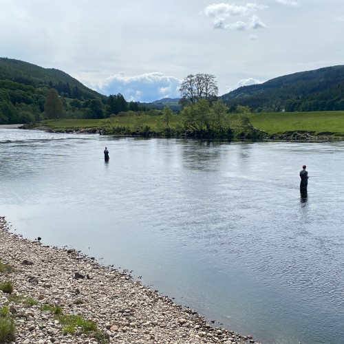This is a great tactical ambush area for briefly stopping running salmon that nose into the deep channel which is located directly across from these 2 salmon anglers. Salmon love to stop here after powering up through the fast water at the neck of The Summer House Pool below.
