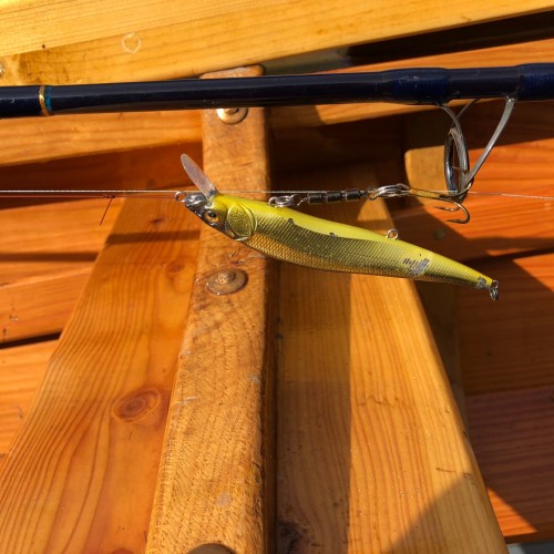 This is a very serious River Tay salmon attractor throughout the entire Tay salmon fishing season but especially so during the Spring months. As you can see in the shot that this lure has had its 3 standard small bass treble hooks removed and one bigger treble hook fitted which is a better hook configuration for heavy weight Scottish salmon.