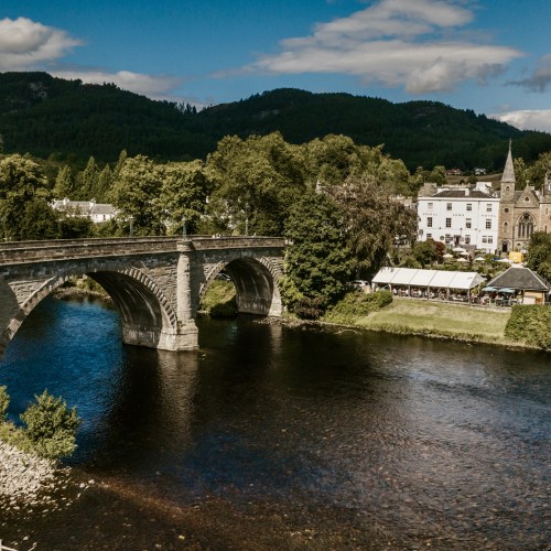 Look at this for perfect hotel positioning beside the 200 year old Telford Bridge! This is the beautiful Atholl Arms Hotel which is located in the historic Perthshire town of Dunkeld. This family run award winning hotel has been a firm favourite with tourists, salmon fishers & general visitors to the Dunkeld area for many decades.